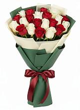 Букет Микс из красных и белых роз в Перевальном