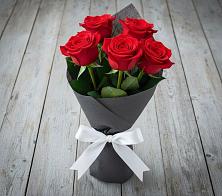 Букет 5 Красных роз Эдлесс Лав в Перевальном