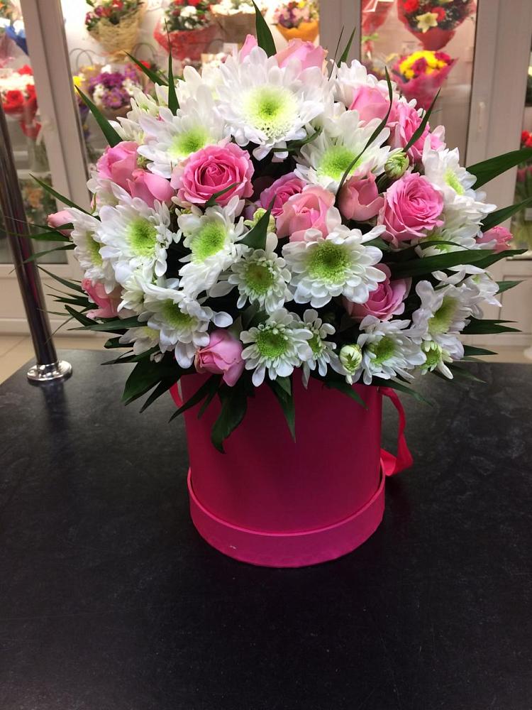 Цветочная композиция из Розы и Хризантемы в шляпной коробке в Перевальном