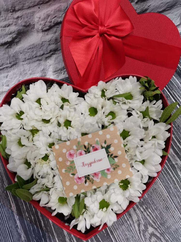 Цветочная композиция из Хризантемы в виде сердца в Перевальном